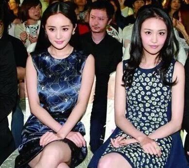 两个人讲吃瓜娱乐圈,两位吃瓜群众的甜蜜碰撞